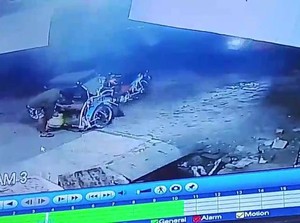 Maling Santuy Terekam CCTV, Curi Gas yang Tersimpan di Becak
