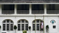 Pekerja mengecat dinding gedung Badan Koordinasi Pemerintahan dan Pembangunan Wilayah (Bakorwil) di Kota Bogor, Jawa Barat, Rabu (7/5).