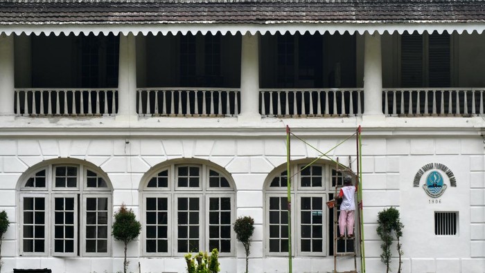 Rencana Gedung Bakorwil untuk kantor Gubernur Jawa Barat Pekerja mengecat dinding gedung Badan Koordinasi Pemerintahan dan Pembangunan Wilayah (Bakorwil) di Kota Bogor, Jawa Barat, Rabu (7/5/2025). Gedung Bakorwil yang merupakan bangunan cagar budaya dan berubah nama menjadi Bale Pakuan Padjadjaran tersebut diperbaiki untuk dijadikan kantor Gubernur Jawa Barat Dedi Mulyadi yang akan memonitor lima wilayah, mulai dari Kota dan Kabupaten Bogor, Kabupaten Cianjur, Depok, dan Sukabumi. ANTARA FOTO/Arif Firmansyah