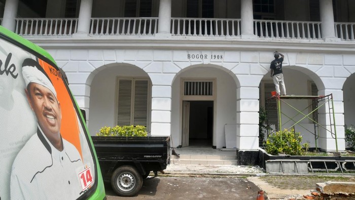 Rencana Gedung Bakorwil untuk kantor Gubernur Jawa Barat Pekerja mengecat dinding gedung Badan Koordinasi Pemerintahan dan Pembangunan Wilayah (Bakorwil) di Kota Bogor, Jawa Barat, Rabu (7/5/2025). Gedung Bakorwil yang merupakan bangunan cagar budaya dan berubah nama menjadi Bale Pakuan Padjadjaran tersebut diperbaiki untuk dijadikan kantor Gubernur Jawa Barat Dedi Mulyadi yang akan memonitor lima wilayah, mulai dari Kota dan Kabupaten Bogor, Kabupaten Cianjur, Depok, dan Sukabumi. ANTARA FOTO/Arif Firmansyah