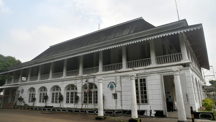 Rencana Gedung Bakorwil untuk kantor Gubernur Jawa Barat Pekerja mengecat dinding gedung Badan Koordinasi Pemerintahan dan Pembangunan Wilayah (Bakorwil) di Kota Bogor, Jawa Barat, Rabu (7/5/2025). Gedung Bakorwil yang merupakan bangunan cagar budaya dan berubah nama menjadi Bale Pakuan Padjadjaran tersebut diperbaiki untuk dijadikan kantor Gubernur Jawa Barat Dedi Mulyadi yang akan memonitor lima wilayah, mulai dari Kota dan Kabupaten Bogor, Kabupaten Cianjur, Depok, dan Sukabumi. ANTARA FOTO/Arif Firmansyah