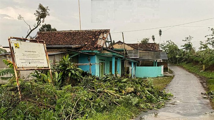 Rumah warga rusak diterjang angin puting beliung di Sukabumi.