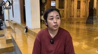 Soimah Pancawati, seniman kelahiran Jogja yang kini tinggal di kota asalnya tersebut. Ia sering kali menyambut teman-teman artis yang datang ke rumahnya sekaligus membagikan momen kulineran di Jogja. Foto: YouTube Soimah