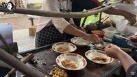Kupat Tahu Mbah Ponco masih menjajakan menunya dengan pikulan. Hanya saja sudah menetap di pasar tradisional ini. Sudah dari sebelum (Indonesia)  merdeka lho, kata Soimah membeberkan tahun berdirinya usaha kuliner ini. Foto: YouTube Soimah