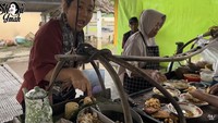 Komedian yang jago nyanyi ini sempat coba membantu penjual kupat tahu. Ia menggoreng potongan tahu di wajan. Foto: YouTube Soimah