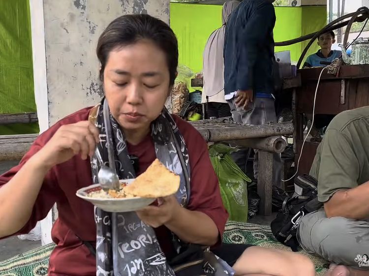 Santuy! Soimah Makan Ngemper Kupat Tahu Mbah Ponco 1943