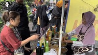 Selain makan kupat tahu legendaris, Soimah juga jajan jamu di area dekat sana. Ia asyik berbincang dengan penjual yang masih meracik jamunya secara tradisional ini. Foto: YouTube Soimah