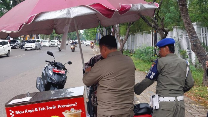 Sat Pol PP Palembang tertibkan pedagang kaki lima di Jalan Pom IX