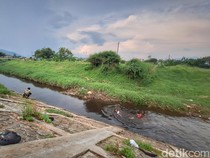 Bocah-bocah Rancaekek yang Berteman dengan Hitamnya Air Sungai