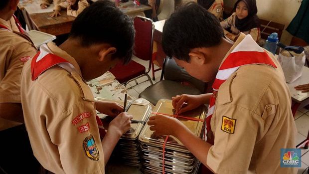 Sejumlah siswa saat mengikuti pelaksanaan program Makan Bergizi Gratis (MBG) di SDN Jati 03 Pagi, Pulo Gadung, Jakarta Timur, Rabu, (7/5/2025). (CNBC Indonesia/Muhammad Sabki)