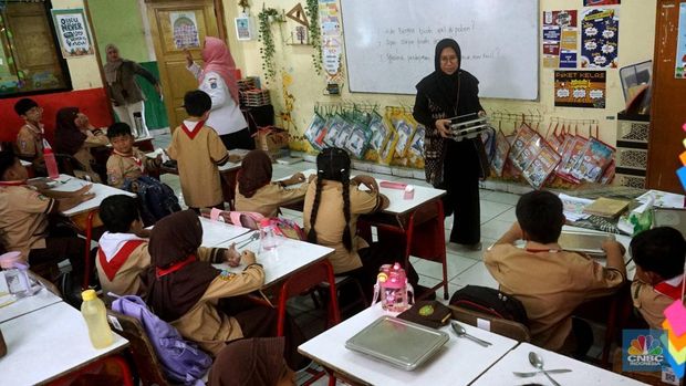 Sejumlah siswa saat mengikuti pelaksanaan program Makan Bergizi Gratis (MBG) di SDN Jati 03 Pagi, Pulo Gadung, Jakarta Timur, Rabu, (7/5/2025). (CNBC Indonesia/Muhammad Sabki)