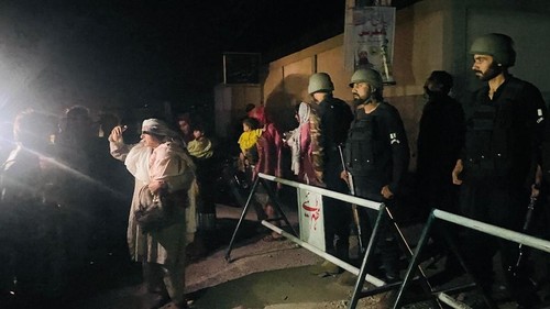 India menembakkan rudal ke wilayah Pakistan dalam eskalasi ketegangan besar antara kedua negara yang memiliki senjata nuklir itu. Sementara itu, Islamabad bersumpah untuk membalas serangan tersebut yang menewaskan 3 warga sipil.