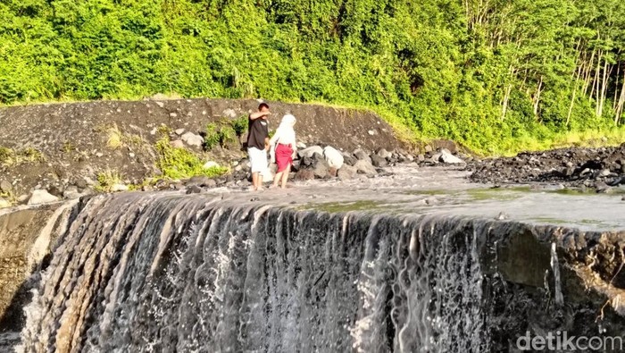 Siswa SD di Lumajang seberangi aliran lahar Semeru