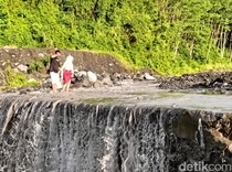 Siswa SD di Lumajang Nekat Seberangi Aliran Lahar Semeru Demi Ujian