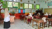 Sebanyak 8 siswa kelas 6 SDN Jugosari 03 dari Dusun Sumberlangsep, Desa Jugosari, harus menyeberangi aliran lahar untuk mengikuti ujian sekolah.