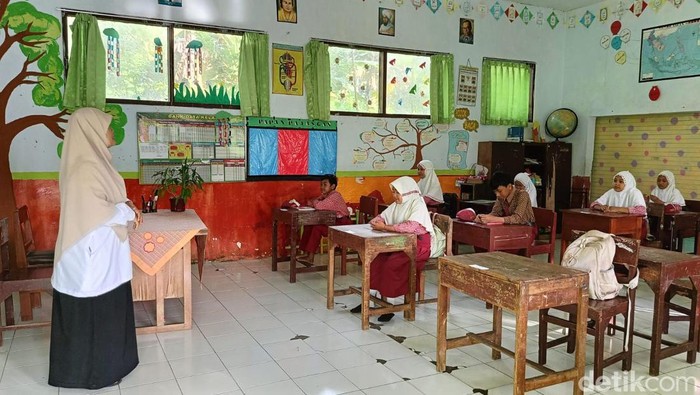 Siswa SD di Lumajang sebrangi aliran lahar gunung semeru untuk ikuti ujian sekolah