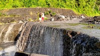 Aliran lahar dingin Gunung Semeru yang nekat mereka lintasi itu berada di Sungai Leprak.