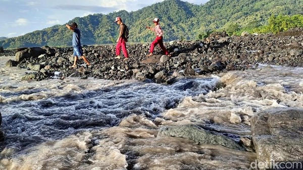 Tekad Siswa SD di Lumajang Sebrangi Aliran Lahar Semeru Demi Ujian