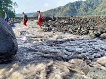 Video: Siswa SD di Lumajang Terobos Aliran Lahar Semeru Demi Ikut Ujian