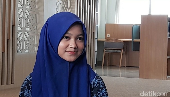 Siswi MAN 1 Brebes, Jawa Tengah, Maulida Az Zahra diterima di empat universitas di Amerika saat ditemui di MAN 1 Brebes, Rabu (7/5/2025).