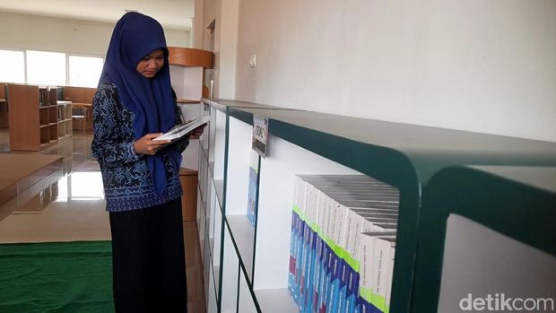 Siswi MAN 1 Brebes, Jawa Tengah, Maulida Az Zahra diterima di empat universitas di Amerika saat ditemui di MAN 1 Brebes, Rabu (7/5/2025).