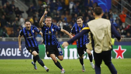 Soccer Football - Champions League - Semi Final - Second Leg - Inter Milan v FC Barcelona - San Siro, Milan, Italy - May 6, 2025 Inter Milans Davide Frattesi celebrates scoring their fourth goal with Piotr Zielinski and Nicolo Barella REUTERS/Alessandro Garofalo