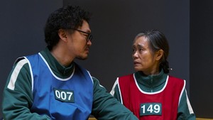 Momen penuh haru juga ditampilkan oleh pemain nomor 007 dan 149, Yong Shik dan Geum Ja.