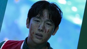 Penampilan kacau penuh luka dan darah Myung Gi (Im Siwan).