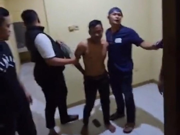 Subdit Jatanras Ditreskrimum Polda Metro Jaya menangkap pria yang menganiaya dan menebas tangan mantan pacarnya hingga putus. (dok.Istimewa)