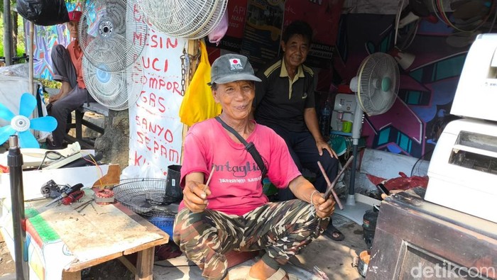 Suhermanto saat sedang di lapak servisnya di Jalan Pangeran Cakrabuana, Kabupaten Cirebon
