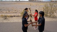 Ratusan orang berpawai mendukung perjuangan suku Apache mempertahankan Oak Flat dari ancaman eksploitasi tambang di Arizona, AS.