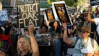 Warga suku Apache menggelar aksi di Phoenix, Arizona, Selasa (6/5/2025) untuk menolak penjualan Oak Flat—tanah suci mereka—kepada perusahaan tambang Resolution Copper.