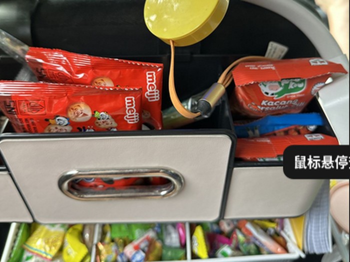 sopir taksi baik hati siapkan camilan dan permen
