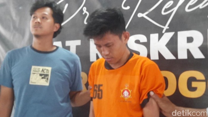 Tampang Roli Kurniawan, pembunuh pria berjaket ojol di Bogor kini berbaju tahanan.