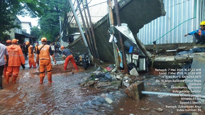 Tanggul di Kalibata Jaksel jebol. (Dok. BPBD DKI Jakarta)