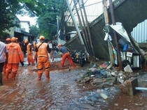 Video Cerita Warga Detik-detik Tanggul Kalibata Jebol: Retak-Timpa Gerobak