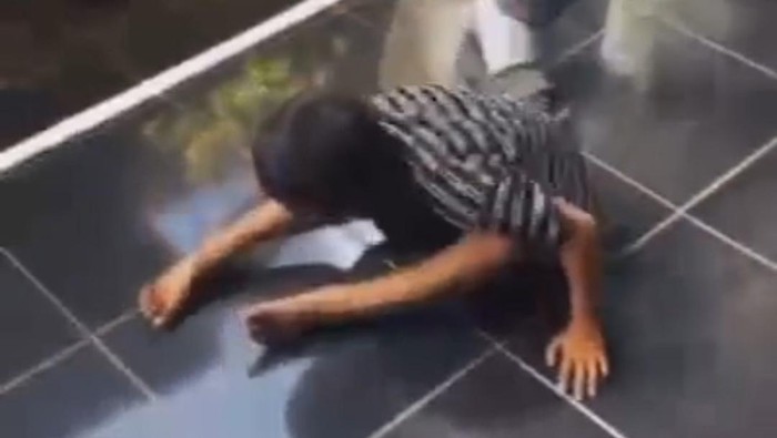 Tangkapan layar bocah 6 tahun jadi korban bully oleh 6 remaja di Pangkep.