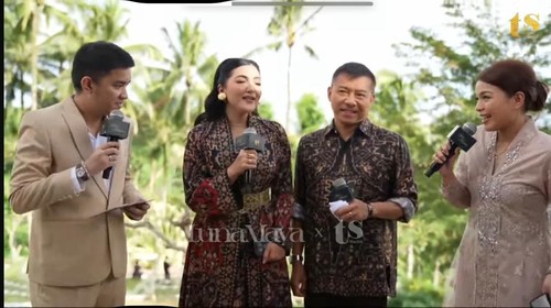 Tangkapan layar saat Anang dan Ashanty hadir dalam acara pernikahan Luna Maya dan Maxime Bouttier, Rabu (7/5/2025). (Youtube TS Media)