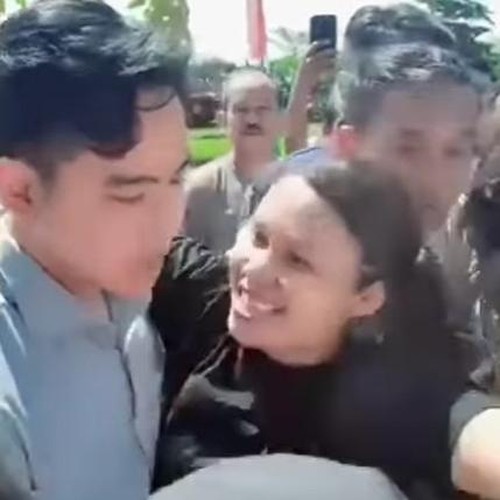 Tangkapan layar video viral seorang emak-emak hendak mencium Wapres Gibran di Kupang, NTT, Rabu (7/5/2025).