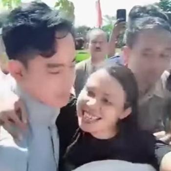 Tangkapan layar video viral seorang emak-emak hendak mencium Wapres Gibran di Kupang, NTT, Rabu (7/5/2025).