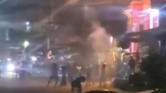 Teks foto: Tangkapan layar video tawuran antarkelompok pemuda di Belawan tadi malam. Foto: Istimewa