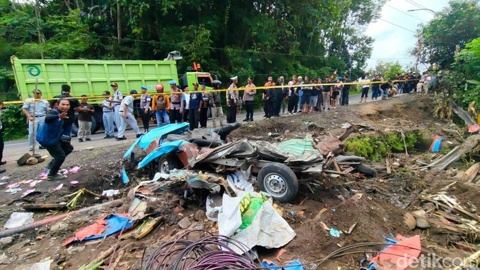 TKP truk tabrak angkot dan rumah di Desa Kalijambe, Purworejo, Rabu (7/5/2025). Akibat kecelakaan ini 11 orang dilaporkan tewas.