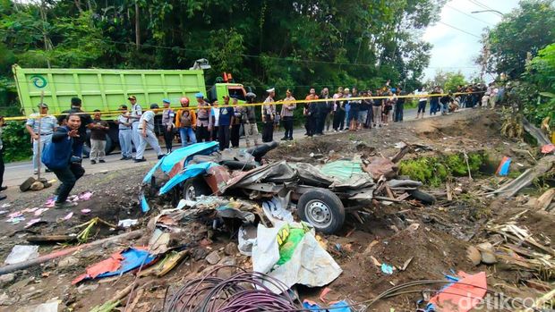 TKP truk tabrak angkot dan rumah di Desa Kalijambe, Purworejo, Rabu (7/5/2025). Akibat kecelakaan ini 11 orang dilaporkan tewas.
