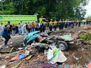 Truk Tabrak Angkot Tewaskan 11 Orang Ternyata Tak Berizin, Kok Boleh Jalan?