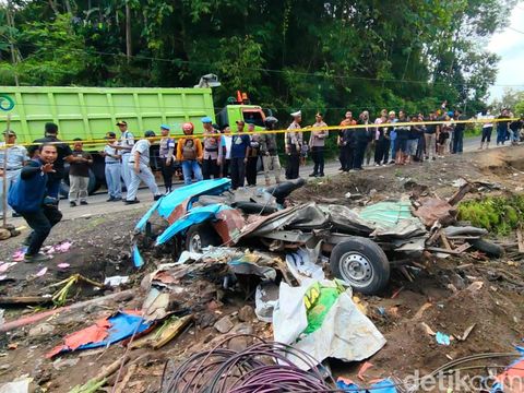 TKP truk tabrak angkot dan rumah di Desa Kalijambe, Purworejo, Rabu (7/5/2025). Akibat kecelakaan ini 11 orang dilaporkan tewas.