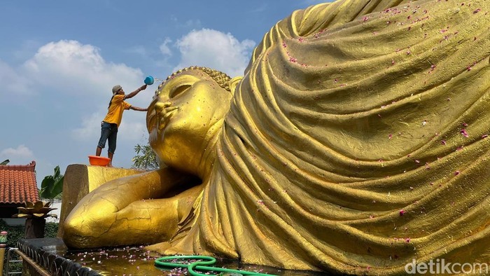 Tradisi memandikan Buddha tidur raksasa di Mojokerto