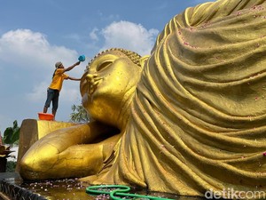 Menyelami Tradisi Memandikan Buddha Tidur Raksasa di Mojokerto