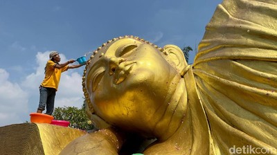 Melihat Tradisi Memandikan Buddha Tidur Raksasa di Mojokerto Jelang Waisak