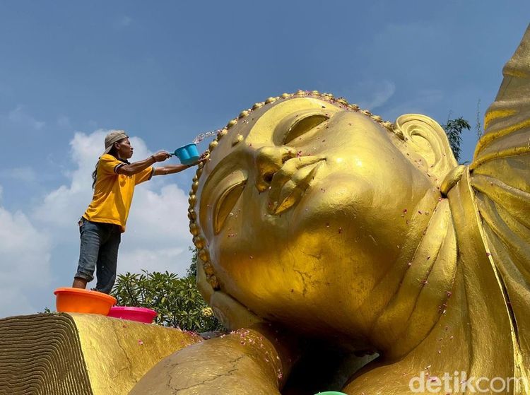 Melihat Tradisi Memandikan Buddha Tidur Raksasa di Mojokerto Jelang Waisak