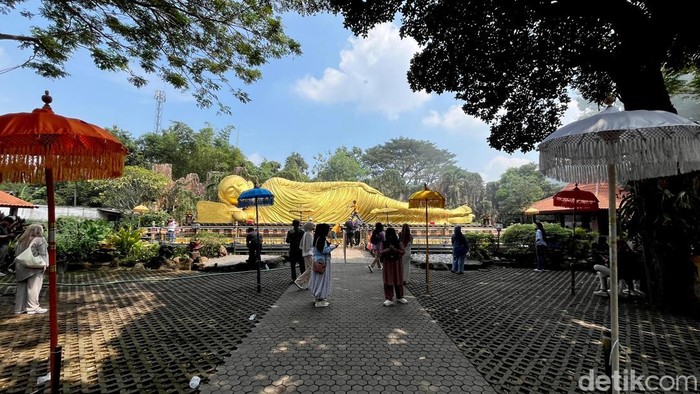 Tradisi memandikan Buddha tidur raksasa di Mojokerto Tradisi memandikan Buddha tidur raksasa di Mojokerto
